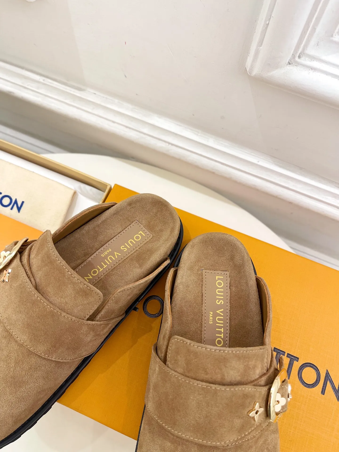 👟👟Ex-factory price 580👟👟 Men's model ➕10 LV | Louis Vuitton 25𝐬𝐬 🧡💚2025 Early spring new model Top version ⚠️ The counter features the latest LV COSY COMFORT metal buckle Bread Mule slippers hard goods new🆕 ❥BS purchasing level! Full of high-end feel! A popular model among bloggers at home and abroad, it’s retro and fashionable and looks amazing on your feet! Mainly recommended models on the official website★ ━━━━━ ЅᏇєєt ━━━━━ ▪️Upper: original specific cowhide/old leather ▪️lining: imported cowhide lining ▪️outsole: original molded outsole ▪️shoe size: women's size 35-39 (customized at 40.41) Men's size 40-44 (45.46 customized)